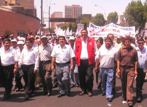 2 de marzo de 2009. La militancia aprista acompaña la marcha de la región hacia el Congreso. 